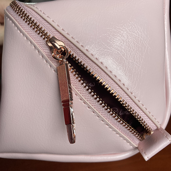 Charlotte Tilbury bag zipper